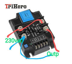 Power komt 230V Boven is de L onder de N<br />De bovenste doorverbinden met de bovenste rechterklem. Degene die nog vrij is is de uitgang samen met de N.