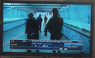 De tijd staat rechtsboven in beeld. 13:01, het Journaal is bezig. Volgens de EPG is het de eucharistieviering... (foto van LED TV met DVB-C tuner)